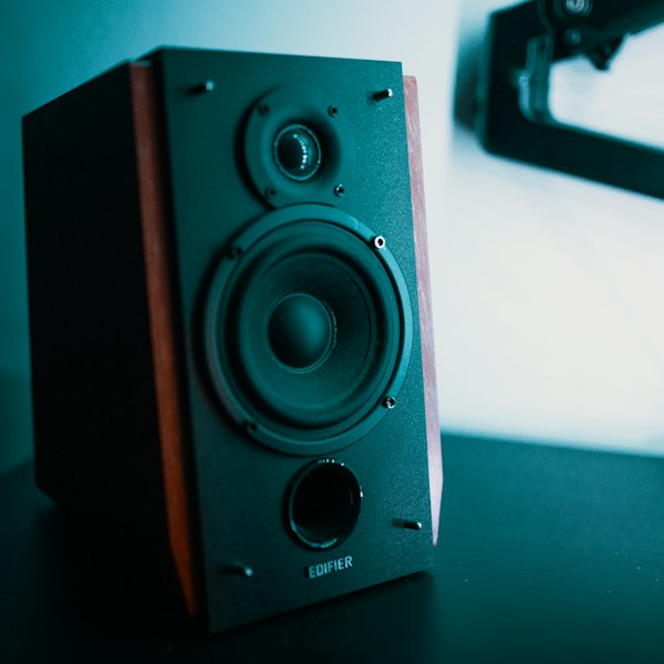 Desktop Stereo Soundbar with Deep Bass Sub